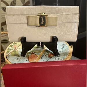 Salvatore Ferragamo Vera Bow long wallet in cream, full set